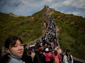 Santuy Tanpa Masker, Wisatawan Banjiri Tembok Besar China