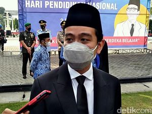 Gibran Copot Lurah yang Diduga Terlibat Pungli Zakat Bareng Linmas Gibran Copot Lurah yang Diduga Terlibat Pungli Zakat Bareng Linmas
