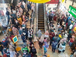 Berjubel! Warga Padati Pasar Baru Bandung