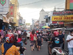 Jelang Lebaran, Warga Bejubel di Wisata Belanja Alun-alun Bandung