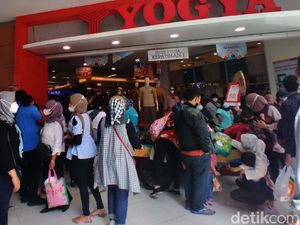 Warga Serbu Kawasan Wisata Belanja Alun-alun Bandung