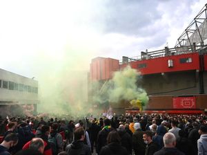 PM Inggris Soroti Demo Fans MU di Old Trafford Bikin Polisi Terluka
