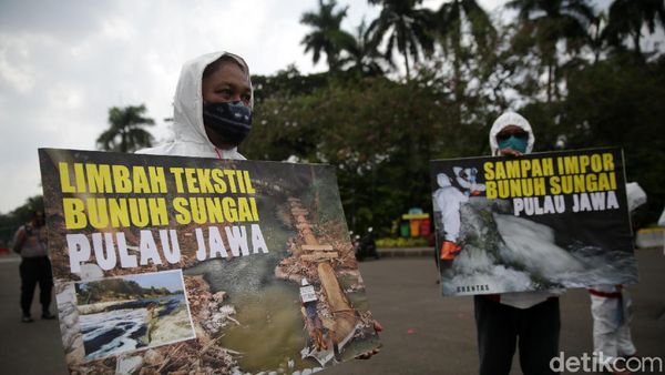 Foto: Aksi Tolak Sampah Import di Monas