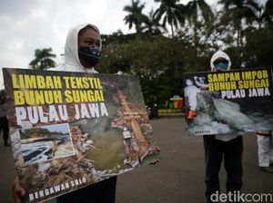 Foto: Aksi Tolak Sampah Import di Monas