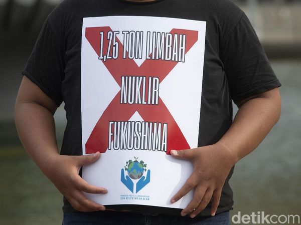 Saat Aktivis Gelar Aksi Tolak Limbah Nuklir Jepang