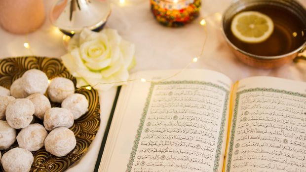 Meski berhalangan untuk membacanya langsung, lantunan ayat Al-Qur'an boleh didengarkan oleh wanita haid dan mengandung pahala di baliknya.