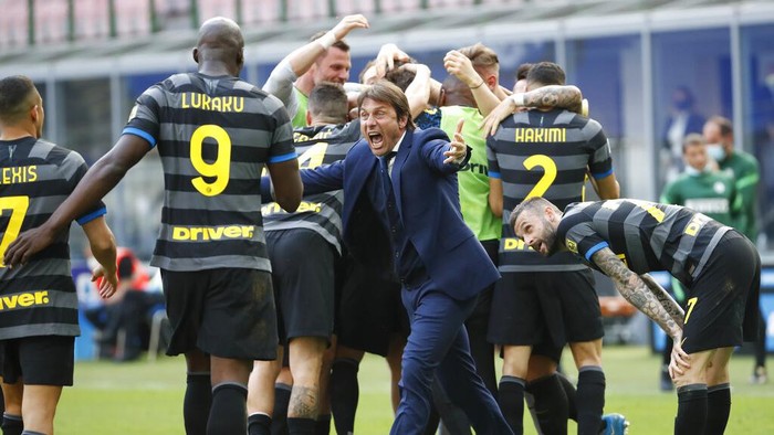 Inter Milans head coach Antonio Conte and players celebrate after Matteo Darmian scored during the Serie A soccer match between Inter Milan and Hellas Verona, at the San Siro stadium in Milan, Italy, Sunday, April 25, 2021. (AP Photo/Antonio Calanni)