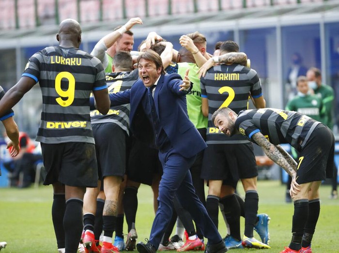 Inter Milan's head coach Antonio Conte and players celebrate after Matteo Darmian scored during the Serie A soccer match between Inter Milan and Hellas Verona, at the San Siro stadium in Milan, Italy, Sunday, April 25, 2021. (AP Photo/Antonio Calanni)