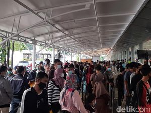 Jelang Larangan Mudik, Warga Antre Panjang Tes GeNose di Stasiun Senen Jelang Larangan Mudik, Warga Antre Panjang Tes GeNose di Stasiun Senen