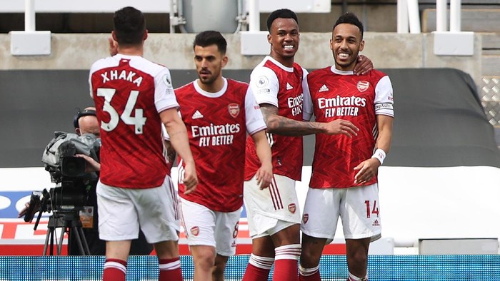 NEWCASTLE UPON TYNE, ENGLAND - MAY 02: Pierre-Emerick Aubameyang (R) of Arsenal celebrates with team mates after scoring their sides second goal during the Premier League match between Newcastle United and Arsenal at St. James Park on May 02, 2021 in Newcastle upon Tyne, England. Sporting stadiums around the UK remain under strict restrictions due to the Coronavirus Pandemic as Government social distancing laws prohibit fans inside venues resulting in games being played behind closed doors. (Photo by Molly Darlington - Pool/Getty Images)