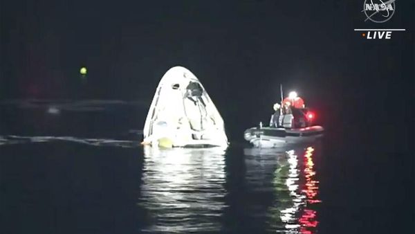 Detik-detik Astronaut Nyemplung ke Laut dari Antariksa