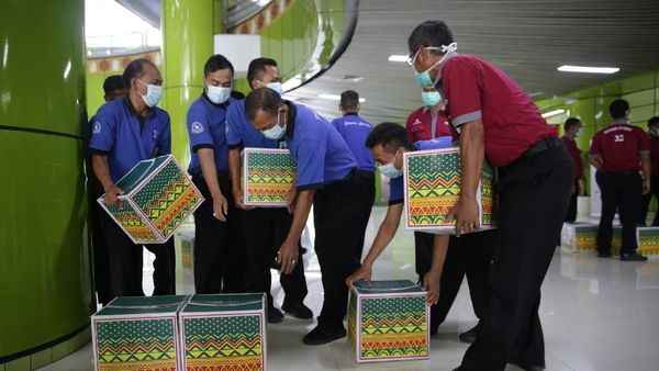 Asyik! Porter Terima Bingkisan Sembako