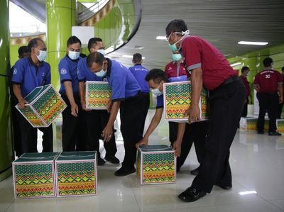 Asyik! Porter Terima Bingkisan Sembako