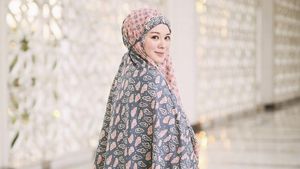 9 Foto Ayana Moon Pakai Mukena, Cantiknya Bikin Adem