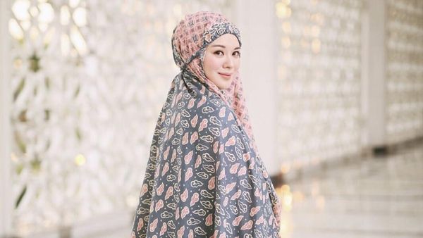 9 Foto Ayana Moon Pakai Mukena, Cantiknya Bikin Adem