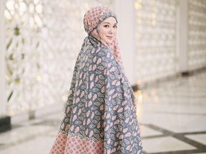 9 Foto Ayana Moon Pakai Mukena, Cantiknya Bikin Adem 9 Foto Ayana Moon Pakai Mukena, Cantiknya Bikin Adem