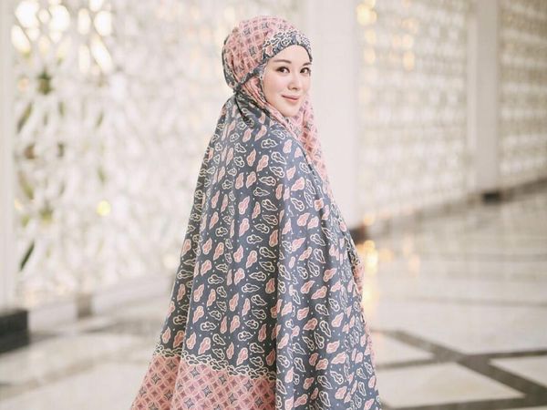 9 Foto Ayana Moon Pakai Mukena, Cantiknya Bikin Adem