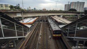 Begini Sepinya Stasiun Tanah Abang Usai Jam Operasional Dibatasi