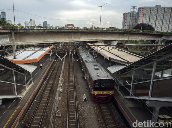 Begini Sepinya Stasiun Tanah Abang Usai Jam Operasional Dibatasi