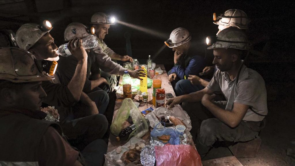 Potret Penambang Bosnia yang Berpuasa di Bawah Tanah Potret Penambang Bosnia yang Berpuasa di Bawah Tanah