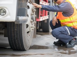 Hindari Kecelakaan Truk & Bus, Perhatikan Dua Kondisi Ban Ini