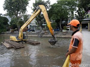 Cegah Pendangkalan, Kali Ciliwung Kembali Dikeruk