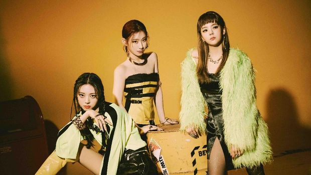 Yuna, Chaeryeong, dan Lia ITZY