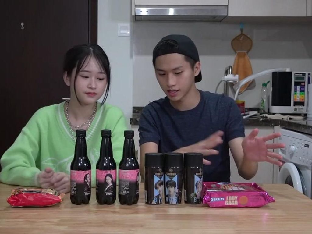 YouTuber Ini Coba Pepsi Blackpink hingga Oreo Lady Gaga, Gimana Rasanya? YouTuber Ini Coba Pepsi Blackpink hingga Oreo Lady Gaga, Gimana Rasanya?