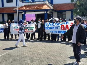 Damri Surabaya Akui Tunggak Gaji Karyawan Imbas Pandemi Damri Surabaya Akui Tunggak Gaji Karyawan Imbas Pandemi