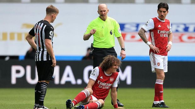 NEWCASTLE UPON TYNE, ENGLAND - MAY 02: David Luiz of Arsenal goes down injured during the Premier League match between Newcastle United and Arsenal at St. James Park on May 02, 2021 in Newcastle upon Tyne, England. Sporting stadiums around the UK remain under strict restrictions due to the Coronavirus Pandemic as Government social distancing laws prohibit fans inside venues resulting in games being played behind closed doors. (Photo by Lindsey Parnaby - Pool/Getty Images)