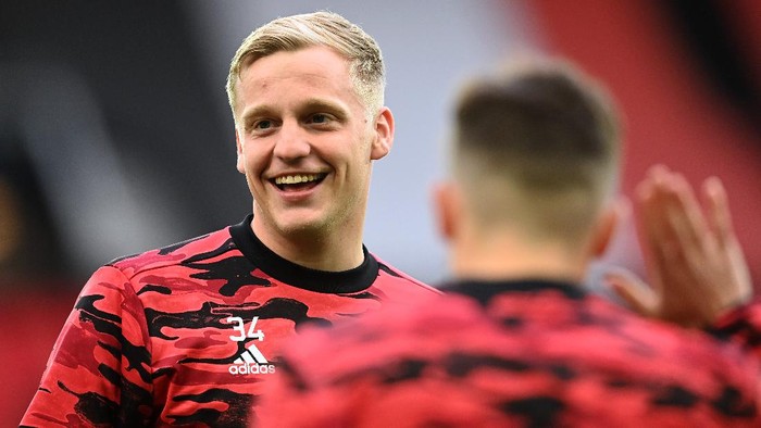 MANCHESTER, ENGLAND - APRIL 29: Donny van de Beek of Manchester United smiles prior to the UEFA Europa League Semi-final First Leg match between Manchester United and AS Roma at Old Trafford on April 29, 2021 in Manchester, England. Sporting stadiums around Europe remain under strict restrictions due to the Coronavirus Pandemic as Government social distancing laws prohibit fans inside venues resulting in games being played behind closed doors. (Photo by Michael Regan/Getty Images)