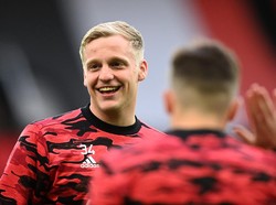 Barcelona Ditawari Van de Beek, tapi...