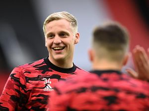 Koneksi Bergkamp-Vieira Bisa Bikin Van de Beek ke Crystal Palace Koneksi Bergkamp-Vieira Bisa Bikin Van de Beek ke Crystal Palace