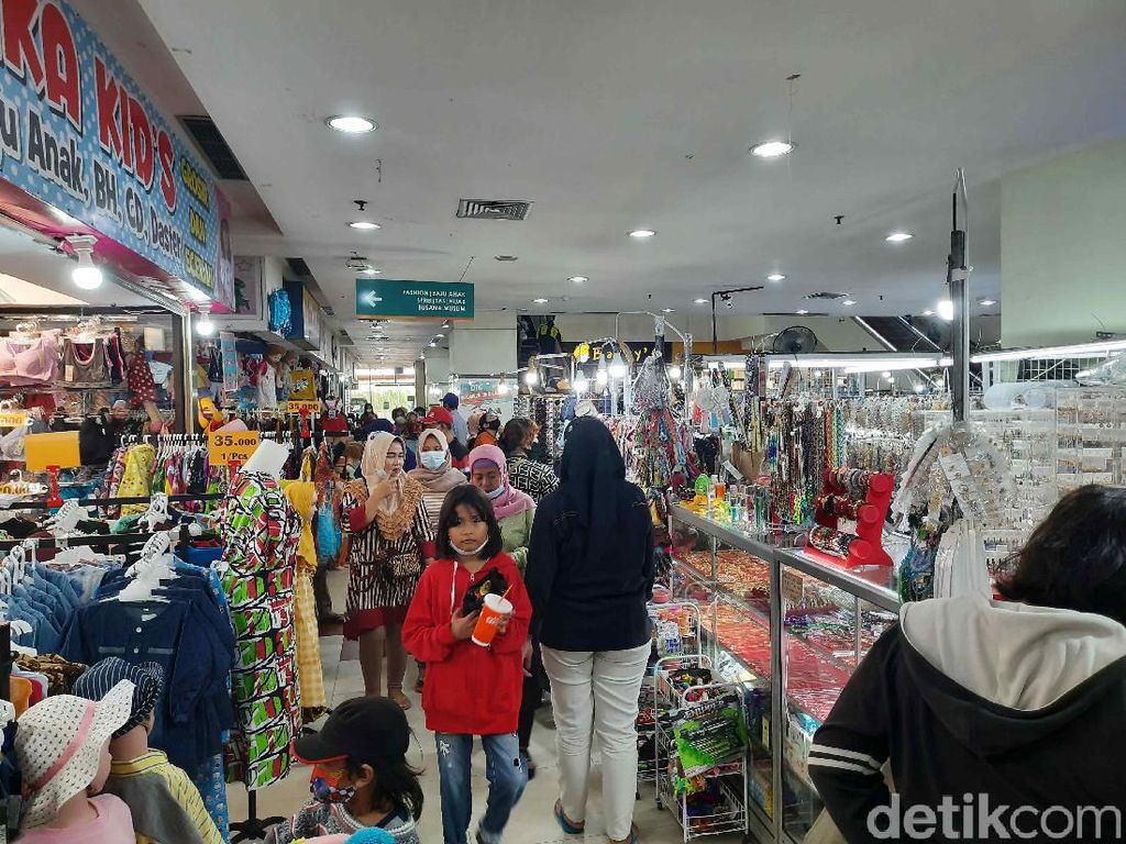 Warga Surabaya Mulai Berburu Diskon di DTC Wonokromo Warga Surabaya Mulai Berburu Diskon di DTC Wonokromo