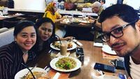 Intip Kebersamaan Evan Sanders, Nino Ikatan Cinta Saat Makan Bareng Sahabat
