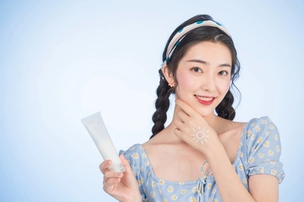 Gunakan sunscreen/freepik.com Gunakan sunscreen untuk melindungi kulit dari sinar matahari/freepik.com