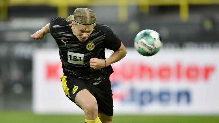 Dortmunds Erling Haaland warms up before the German Bundesliga soccer match between Borussia Dortmund and Union Berlin in Dortmund, Germany, Wednesday, April 21, 2021.(AP Photo/Martin Meissner, pool)