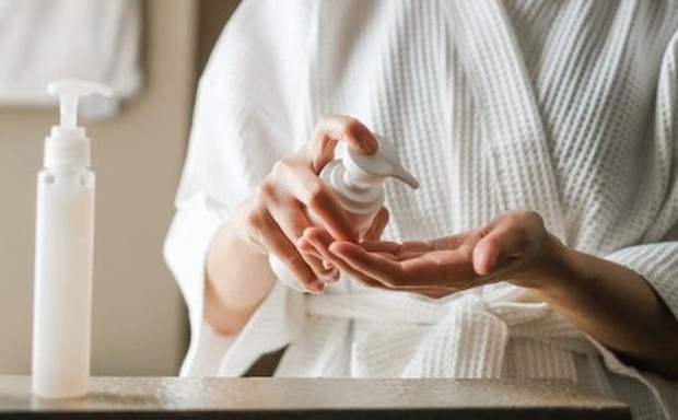 Ilustrasi Niacinamide dan Vitamin C/freepik.com Ilustrasi Niacinamide dan Vitamin C saat digunakan bersamaan/freepik.com