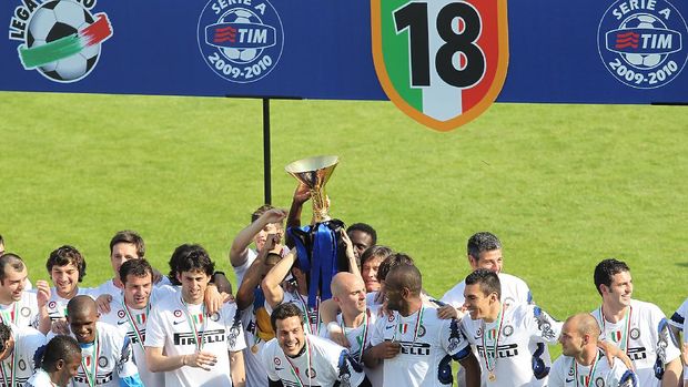 SIENA, ITALY - MAY 16: Inter Milan players celebrate winning the Serie A Scudetto after the Serie A match between AC Siena and FC Internazionale Milano at Stadio Artemio Franchi on May 16, 2010 in Siena, Italy. (Photo by Gabriele Maltinti/Getty Images)