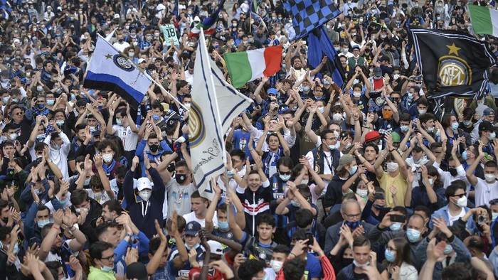 Inter Milan fans celebrate in Piazza Duomo square in front of the gothic cathedral after Inter Milan won its first Serie A title in more than a decade after second-placed Atalanta drew 1-1 at Sassuolo, in Milan, Italy, Sunday, May 2, 2021. Atalanta needed to win to avoid Inter mathematically clinching the title with four matches remaining. It was Inter’s first trophy since 2011 and the first Serie A title since 2010. (Claudio Furlan/LaPresse via AP)