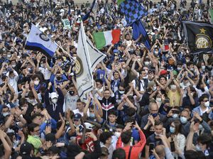 Pendukung Inter Timbulkan Kerumunan Saat Rayakan Scudetto Pendukung Inter Timbulkan Kerumunan Saat Rayakan Scudetto