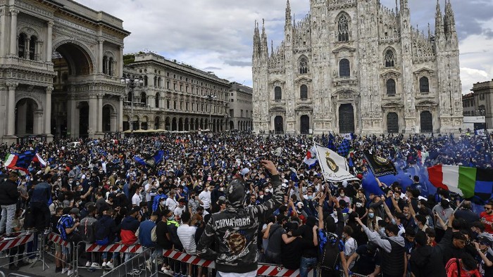 Inter Milan fans celebrate in Piazza Duomo square in front of the gothic cathedral after Inter Milan won its first Serie A title in more than a decade after second-placed Atalanta drew 1-1 at Sassuolo, in Milan, Italy, Sunday, May 2, 2021. Atalanta needed to win to avoid Inter mathematically clinching the title with four matches remaining. It was Inter’s first trophy since 2011 and the first Serie A title since 2010. (Claudio Furlan/LaPresse via AP)