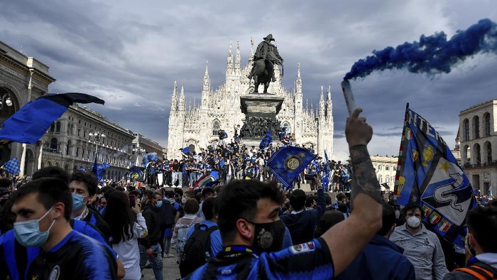 Inter Milan fans celebrate with flares and shout slogans in Piazza Duomo square in front of the gothic cathedral after Inter Milan won its first Serie A title in more than a decade after second-placed Atalanta drew 1-1 at Sassuolo, in Milan, Italy, Sunday, May 2, 2021. Atalanta needed to win to avoid Inter mathematically clinching the title with four matches remaining. It was Inter’s first trophy since 2011 and the first Serie A title since 2010. (Claudio Furlan/LaPresse via AP)