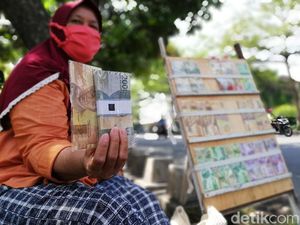 Melihat Jasa Penukaran Uang di Tengah Larangan Mudik