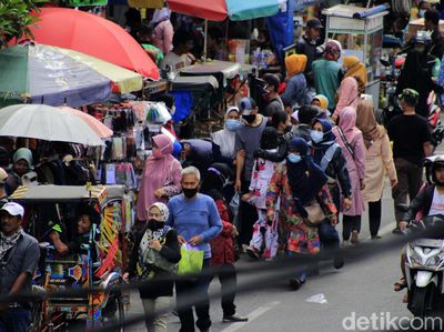 Foto Lautan Manusia di Pasar-pasar Berbagai Daerah