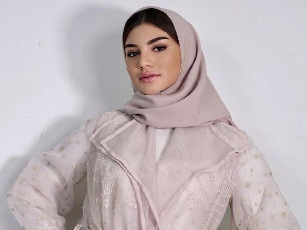 Jihane Almira Chedid Pangling Pakai Hijab ala Wanita Lebanon, Ini Kata MUA Jihane Almira Chedid Pangling Pakai Hijab ala Wanita Lebanon, Ini Kata MUA