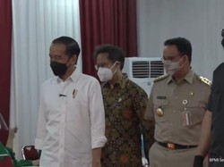 Jokowi ke Pedagang yang Divaksinasi: Selalu Pakai Masker!