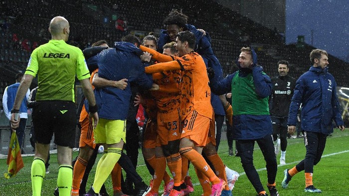 UDINE, ITALY - MAY 02: Cristiano Ronaldo (Hidden) of Juventus celebrates with team mates after scoring their sides second goal during the Serie A match between Udinese Calcio and Juventus  at Dacia Arena on May 02, 2021 in Udine, Italy. Sporting stadiums around Italy remain under strict restrictions due to the Coronavirus Pandemic as Government social distancing laws prohibit fans inside venues resulting in games being played behind closed doors. (Photo by Alessandro Sabattini/Getty Images)