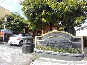 Warga Tak Terima Gibran Pecat Lurah Gajahan: Orangnya Baik! Warga Tak Terima Gibran Pecat Lurah Gajahan: Orangnya Baik!