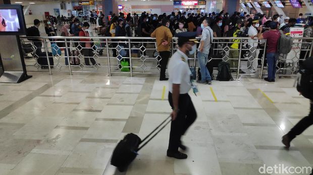 Kepadatan di Bandara Sultan Hasanuddin Makassar 2 hari jelang pelarangan mudik (Bakrie/detikcom).